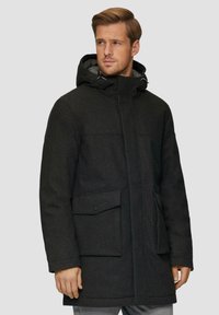 Parka gris foncé avec capuche, dotée d'une fermeture éclair et de boutons, de grandes poches avant et d'un tissu lisse ettexturé.