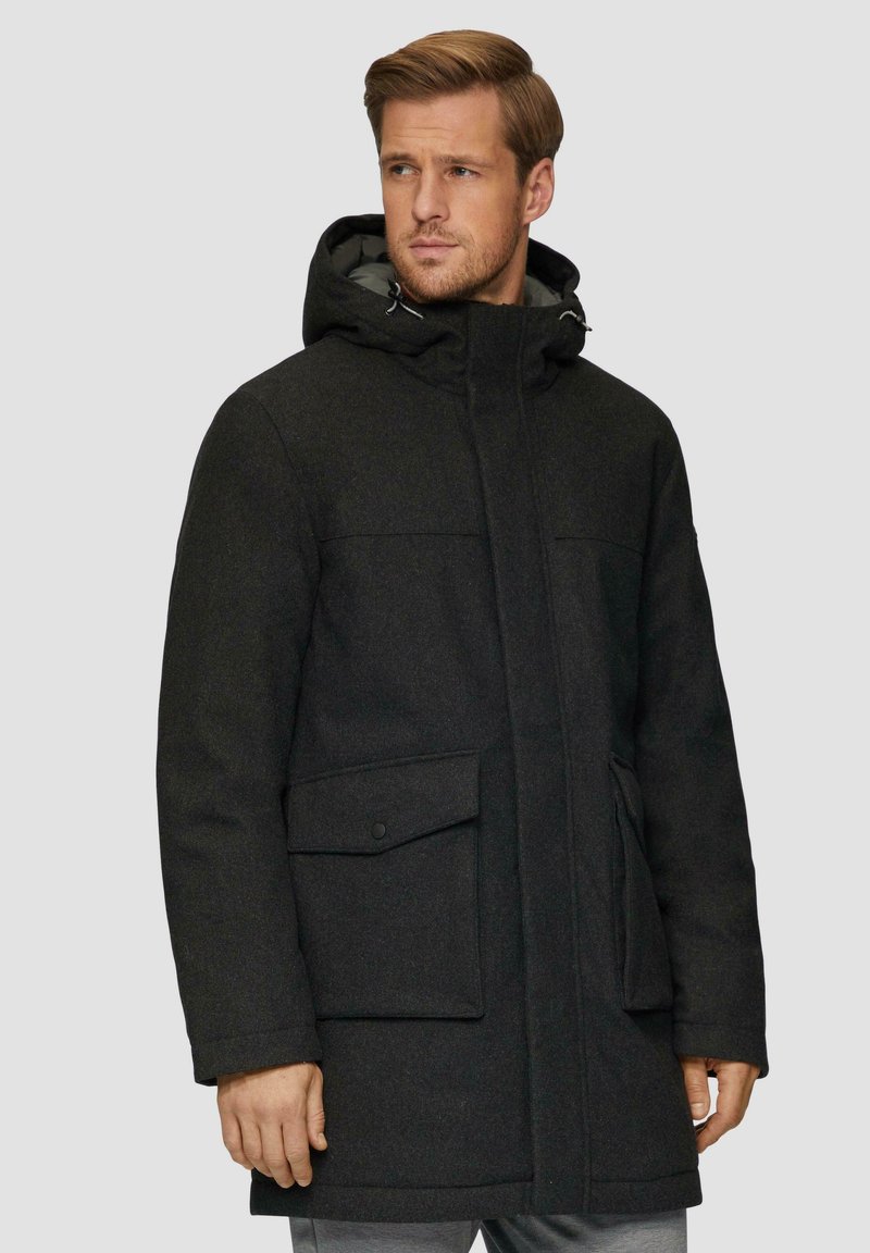 Parka gris foncé avec capuche, dotée d'une fermeture éclair et de boutons, de grandes poches avant et d'un tissu lisse ettexturé.