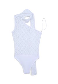 Body bianco con un design in pizzo su un lato, parte inferiore bianca uniforme e una lunga cinghia da annodare per lo styling. Tessuto liscio in tutto il capo.