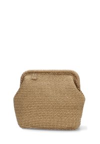 Bolso de mano marrón tejido con una superficie texturizada, parte superior redondeada y un brillo sutil. Presenta un detalle de anillo de metal en un lado.