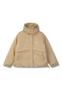Beige Steppjacke mit hohem Kragen, zwei vorderen Taschen und einem Reißverschluss. Verfügt über einen strukturierten Stoff und ein kleines Logo auf der Brust.