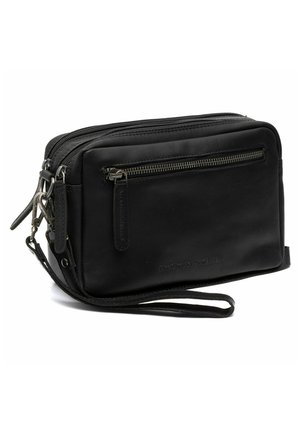 Schwarze Leder-Umhängetasche mit mehreren Reißverschlussfächern, strukturiertem Finish, verstellbarem Gurt und geprägt Logo-Detail auf der Vorderseite.