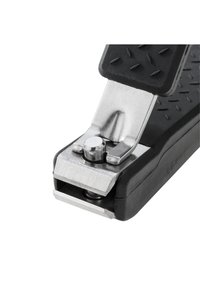 Zwart en zilver metalen nagelknipper met een getextureerde grip, gefocust op de snijranden en het scharniermechanisme tegen een witte achtergrond.