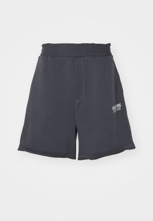 Sötét szürke pamut sort, rugalmas derékpánttal, egyenes szabású, díszvarrással és egy kis fehér logóval az oldalon.