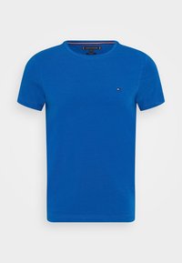 T-shirt en coton bleu avec un col rond et des manches courtes. Présente un petit logo sur la poitrine gauche. Texture lisse et coupe décontractée.