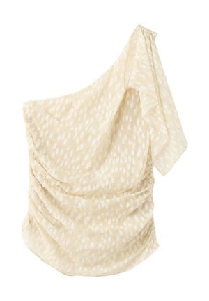 Blusa crema de un solo hombro con sutiles manchas texturizadas, tejido fruncido y un gran volante ondeante en el hombro.