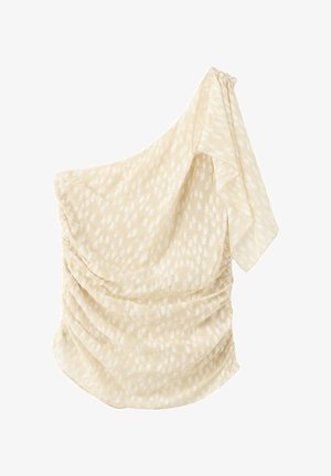 Crèmekleurige one-shoulder blouse met subtiele gestructureerde vlekken, geplooide stof en een grote fladderende ruches op de schouder.