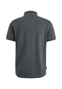Polo shirt gris foncé avec un col, des manches courtes et un bord contrastant rose le long du col et des ourlets des manches.