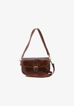 Bruine leren schoudertas met een ronde flap, zilverkleurige hardware en decoratieve stiksels. Heeft een verstelbare schouderband voor veelzijdigheid.