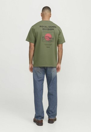 RUNDHALS  - Print T-shirt - deep lichen green