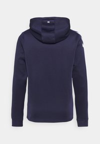 Sudadera con capucha de color azul marino, de manga larga, textura suave, con un logotipo central en el cuello y rayas de contraste en los hombros.