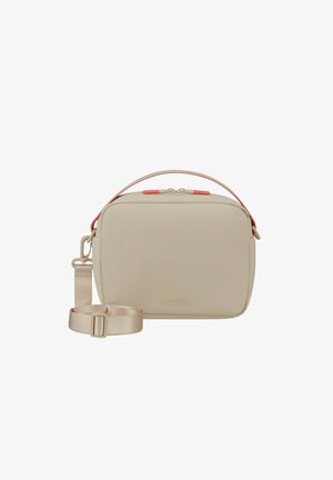 Beige Umhängetasche mit glatter Textur, ausgestattet mit einem oberen Griff, verstellbarem Riemen und leuchtend korallenfarbigen Akzenten. Logodetail auf der Vorderseite.