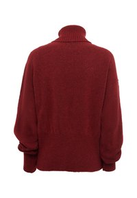 Maglione rosso, lavorato a maglia morbida, colletto alto, maniche lunghe con dettagli a sbuffo, vestibilità rilassata, finitura testurizzata, colore solido, senza ulteriori motivi.