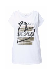 Vitt kortärmat t-shirt med en stor svart hjärt-design, leopardmönster och penseldragsmönster i guld och olivgrön.