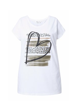 Camiseta blanca de manga corta con un gran diseño de corazón negro, estampado de leopardo y patrones de pincelada en dorado y verde oliva.