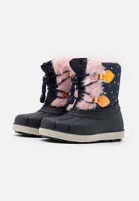Bottes imperméables avec une partie inférieure en caoutchouc noir, une partie supérieure en tissu ornée d'une bordure en fausse fourrure rose, de pois multicolores et d'accents jaunes contrastants.