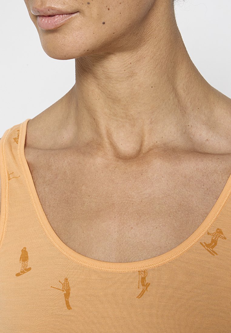 Pfirsichfarbener Tanktop mit Rundhalsausschnitt, aus weicher Baumwolle, mit einem subtilen Muster kleiner Ski- und Snowboardfahrer.