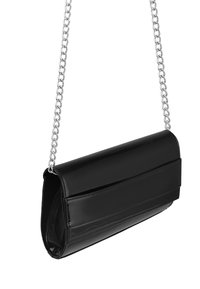 Czarna torebka z lakierowanej skóry z srebrnym łańcuszkiem, o prostokątnym kształcie, z płaskim przodem i poziomym detalem stębnowania.
