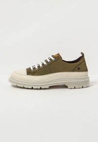 Oliwkowe sneakersy z białą gumową osłoną palców, szarym platformowym podbiciem i kontrastującymi białymi sznurówkami. Posiadają teksturowaną tkaninę zewnętrzną oraz detal z logo.