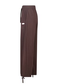 Braune Sweatpants mit weitem Bein, Tunnelzugbund, Seitentaschen und kleinem Logodetail am Oberschenkel. Weiche Textur, lässiges Design.