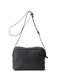 Borsa a tracolla nera in pelle con superficie texturizzata, chiusura con zip e tracolla regolabile. Forma rettangolare compatta.