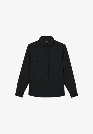 Camisa negra de manga larga con botones y dos bolsillos en el pecho con solapas abotonadas, colocada plana sobre un fondo blanco.