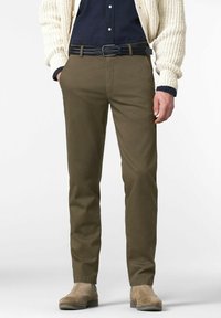 Pantalons en coton vert olive à coupe droite, avec une finition texturée, des poches latérales et une ceinture tressée noire avec un fermoir en métal.