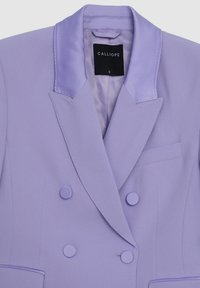 Blazer lavanda doppiopetto con rever in satin, due bottoni frontali e taschino sul petto. Tessuto dalla texture liscia e design su misura.