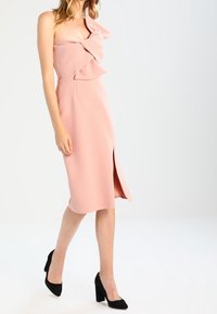 True Decadence Robe de soirée - nude