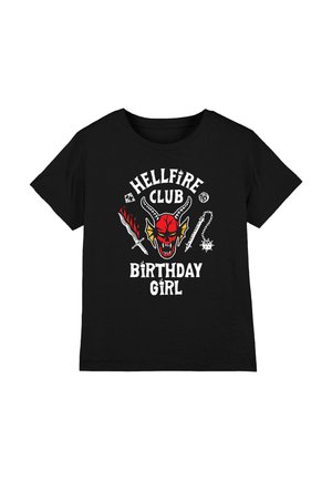 Schwarzes Baumwoll-T-Shirt mit einer roten Teufelsgrafik und dem Text "HELLFIRE CLUB BIRTHDAY GIRL" in Weiß, umgeben von verschiedenen Symbolen.
