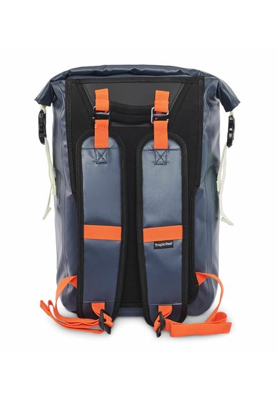 Sac à dos résistant à l'eau en bleu marine avec des accents noirs, doté de sangles réglables orange vif et d'une fermeture enroulable. Matériau durable.