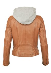 Braune Lederjacke mit grauem Kapuzenpulli. Sie hat ein tailliertes Design, vertikale Nähte und Druckknöpfe an den Handgelenken. Schlichte Textur.