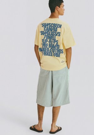 Bershka, SHORT SLEEVE PRINT T-SHIRT - Triko s potiskem - yellow