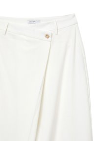 Jupe blanche avec un pli latéral, des passants de ceinture et un bouton décoratif au motif floral. Fabriquée en tissu lisse avec une finition soignée.