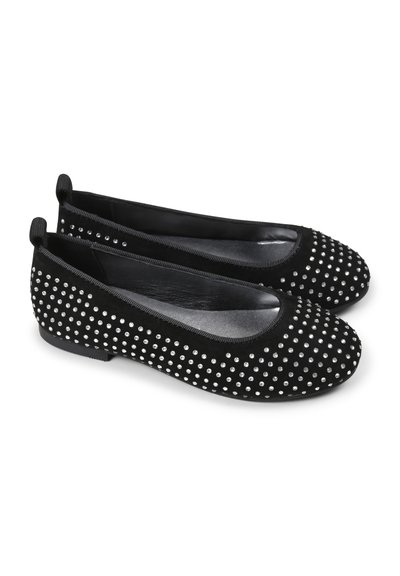 Schwarze Wildleder-Ballerinas mit glänzenden silbernen Nieten auf der Oberfläche, runder Zehenpartie und elastischem Besatz für einen sicheren Sitz.