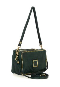 Borsa a tracolla in pelle nera con borchie dorate che contornano la tasca anteriore e il logo, dotata di manico corto e tracolla lunga regolabile.