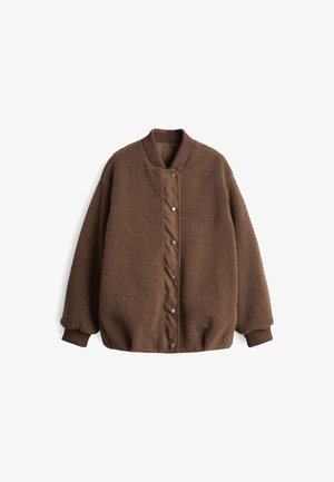 Bruine fleece bomberjack met een gladde stoffen voorkant, geribbelde manchetten en drukknoopsluiting. Zachte textuur met een ontspannen pasvorm.