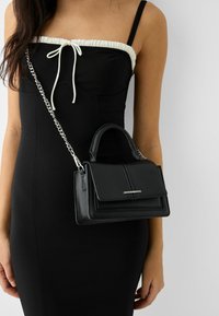 Bershka SAFFIANO - Käsilaukku - black