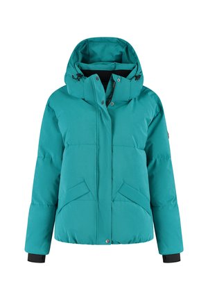 Teal pufferjack met een capuchon, voorzien van een rits- en drukknoopsluiting, twee voorzakken en zwarte ribboorden voor extra comfort.