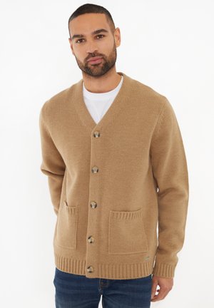 Cardigan lavorato a maglia beige con scollo a V, sei bottoni, due tasche frontali e polsini e orlo a coste, che offre una texture morbida.