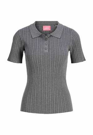 Szürke bordázott póló, amely illeszkedő formával, rövid ujakkal és három gombos nyakkivágással rendelkezik. Texturált anyagból készült, gallérral.