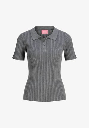 Szürke bordázott póló, amely illeszkedő formával, rövid ujakkal és három gombos nyakkivágással rendelkezik. Texturált anyagból készült, gallérral.