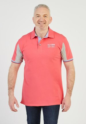 Polo shirt corail avec manches grises, patte de boutonnage à trois boutons et accents rayés. Présente un logo sur la poitrine et un col à motifs.