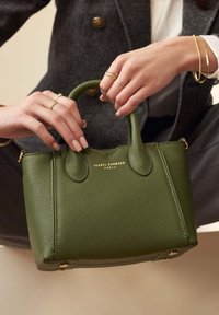 Grüne Lederhandtasche mit zwei Obergriffen, strukturierten Oberflächen, goldenen Hardware-Akzenten und geprägtem Markennamen "Isabel Bernard, Paris."