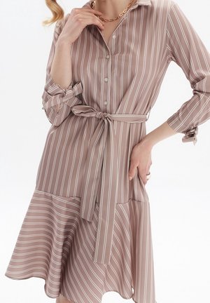 Hellbraunes, gestreiftes Hemdblusenkleid mit tailliertem Gürtel. Es verfügt über lange Ärmel, eine Knopfleiste vorne und einen ausgestellten Rock, der knapp über dem Knie endet.