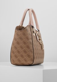 Brączowy torebka w wzory z beżowymi skórzanymi uchwytami, złotymi detailami i zawieszką. Posiada usztywniony kształt i gładką teksturę.