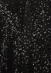 Material negru cu paiete, având numeroase paiete mici și lucioase aranjate îndeaproape, creând o suprafață texturată și reflectorizantă.