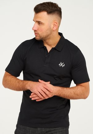 Schwarzes Poloshirt aus Baumwolle mit einer Knopfleiste mit zwei Knöpfen, Logo-Stickerei auf der Brust und kurzen Ärmeln. Einfaches und klassisches Design.