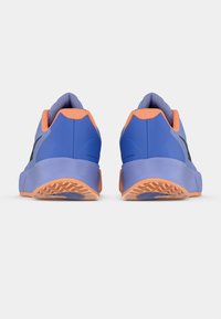 Modre tekaške superge z oranžnimi poudarki, z zgornjim delom iz teksturirane mrežice, oblazinjenim ovratnikom in gumijastim podplatom z valovitim vzorcem.
