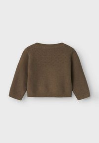 Bruine gebreide trui met een ronde halslijn, ribbelboord en driekwartmouwen. Bevat een gestructureerd patroon op de achterkant en een gladde stof.